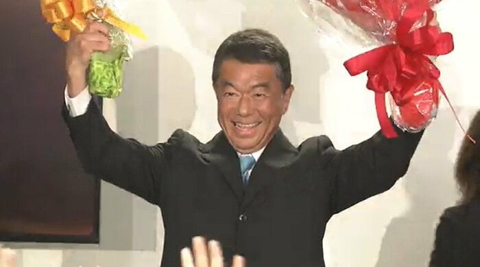 当選確実の一方を受け、喜びを見せる村井知事
