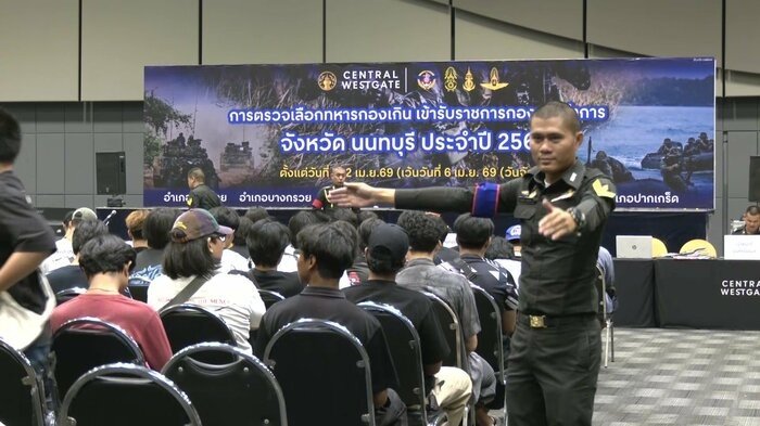 くじの前から「軍の規律」として整列を促される若者たち