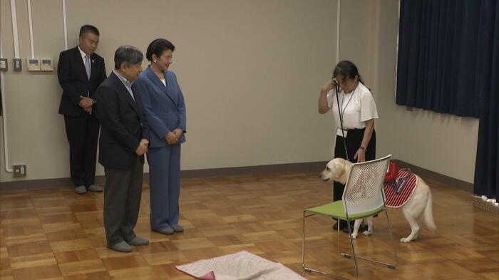 盲導犬の利用者と懇談される天皇皇后両陛下
