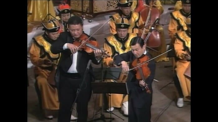 平成19年(2007)年7月 楽団とビオラで共演される陛下 (モンゴル)