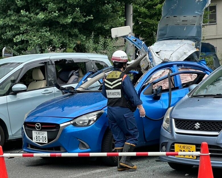 【速報】「ドーンという爆発音」車が”爆発”して屋根が吹き飛ぶ＿車内にいた男性含む2人ケガ＿付近にはドラッグストアやカフェも＿警察などが原因調べる＜北海道札幌市＞｜FNNプライムオンライン