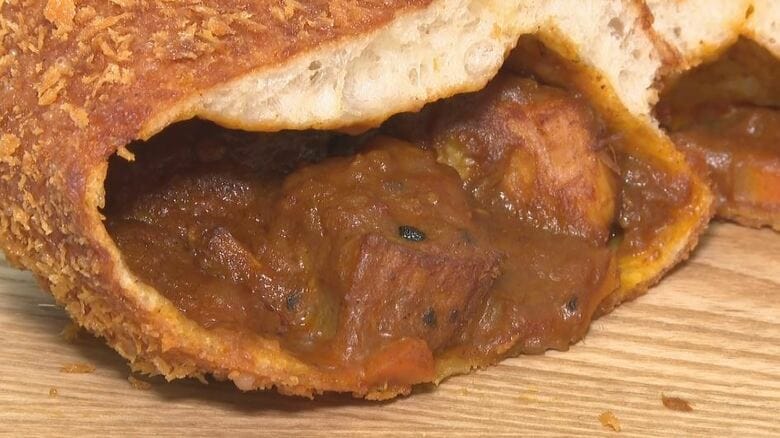 カリカリ生地の中にカレーたっぷり　ブランド豚肉を使用「新カレーパン」　豊丘村の道の駅の新たな名物に｜FNNプライムオンライン