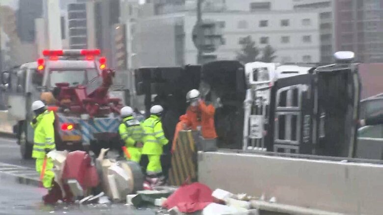 首都高速でトラックが分離帯に衝突・横転…雨でスリップか？　運転手の男性は軽傷　東京・墨田区｜FNNプライムオンライン