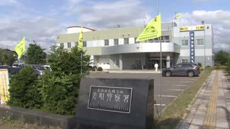 【近隣住民がなぜ】「年配の男性が呼び鈴鳴らしてドアたたいている」アパート住人の50代女性から通報…玄関ドアを“拳や杖”で何度もたたき凹ませる＿73歳無職の男を逮捕〈北海道美唄市〉｜FNNプライムオンライン