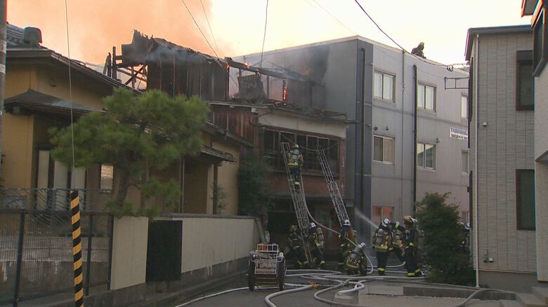 ≪続報≫「建物から炎が上がっている」新潟市中央区新島町通で住宅火災 約4時間後に鎮火 けが人なし｜FNNプライムオンライン