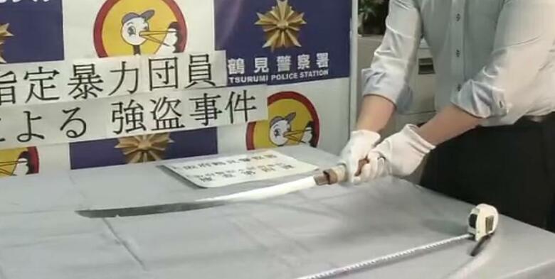日本刀などで暴行加え現金８０万円など奪った疑い　強盗容疑で山口組系暴力団組員（２７）逮捕　大阪府警｜FNNプライムオンライン