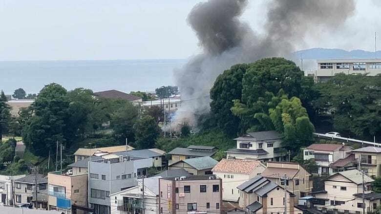 「煙が上がっている」と近所の人から通報…住宅2棟が焼ける火事　約1時間後に消し止められる　けが人なし　神奈川・小田原市｜FNNプライムオンライン