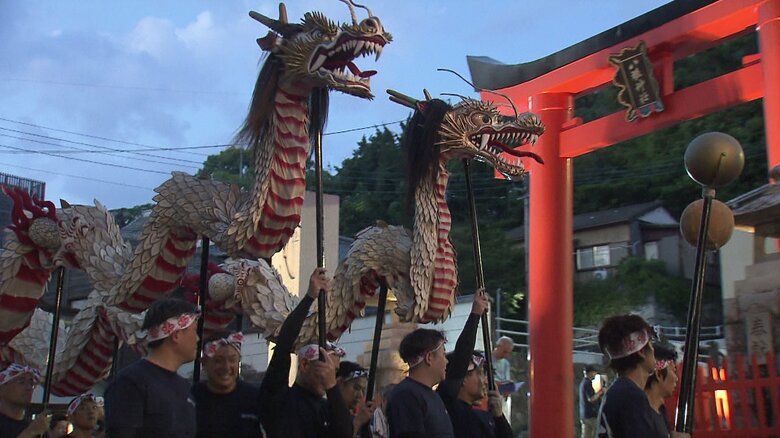 「優雅に、勇壮に、美しく」青龍と白龍が舞う諏訪町の“龍踊”　長崎くんち出演16回目の総監督や足掛け70年のベテランが200人の大所帯を支える｜FNNプライムオンライン