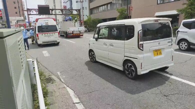 赤信号で進入か　横断歩道で60代男性が車にはねられ重傷　運転の64歳女を現行犯逮捕｜FNNプライムオンライン