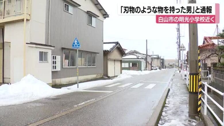 下校中の児童に声かける…小学校近くの住宅街に『刃物男』教師が警察に通報 黒の上着とズボンでフード被る｜FNNプライムオンライン