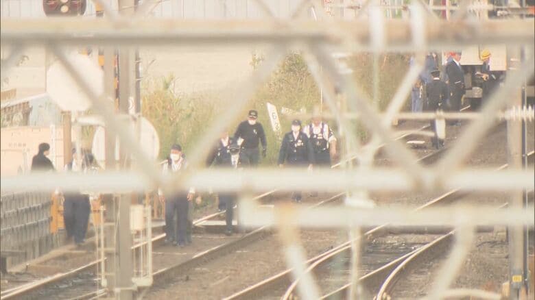 線路上の男性発見も緊急停止間に合わず…駅で回送列車が60歳男性と衝突 命に別条なしか  一時運転見合わせ｜FNNプライムオンライン