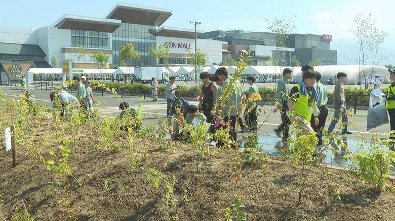 「災害時は逃げ込んで」　10月オープンの大型商業施設で災害時の協力協定　市民ら1100人以上参加し植樹祭も　地元の植生に合った広葉樹の苗を植える｜FNNプライムオンライン