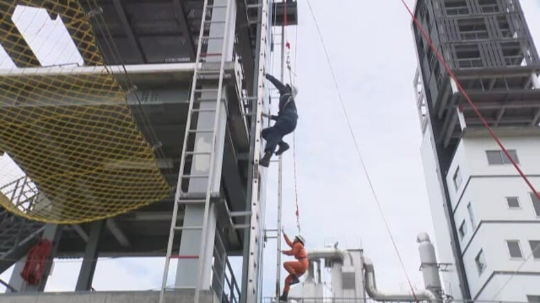高さ15メートルのはしごを駆け上がり…富山県内の消防士が訓練の成果を競う｜FNNプライムオンライン