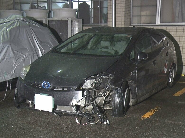 当初は「同乗者が運転」と説明…車でパトカーから追跡受けアパートの壁に衝突し逃走か 現場に戻った20歳男を逮捕｜FNNプライムオンライン