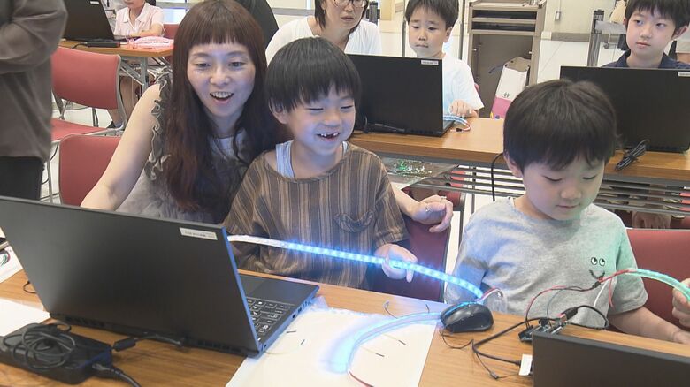 LEDの光を子供達が操る…『魔法の美術館』でワークショップ 親子連れがプログラミングを体験 松坂屋美術館｜FNNプライムオンライン