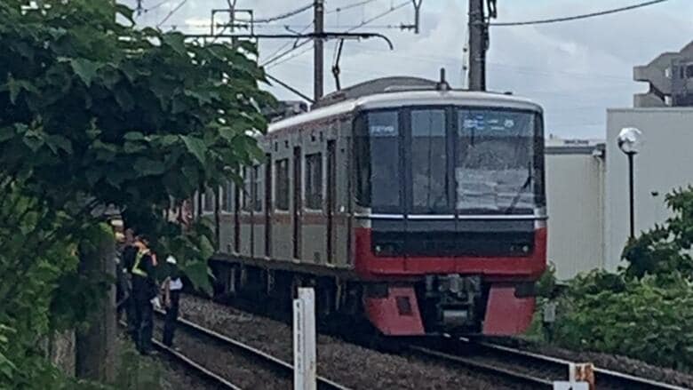 朝の駅で急行電車と人が接触 年齢性別不明の1人を意識不明の状態で搬送 一時運転見合わせとなり遅れなどの影響｜FNNプライムオンライン