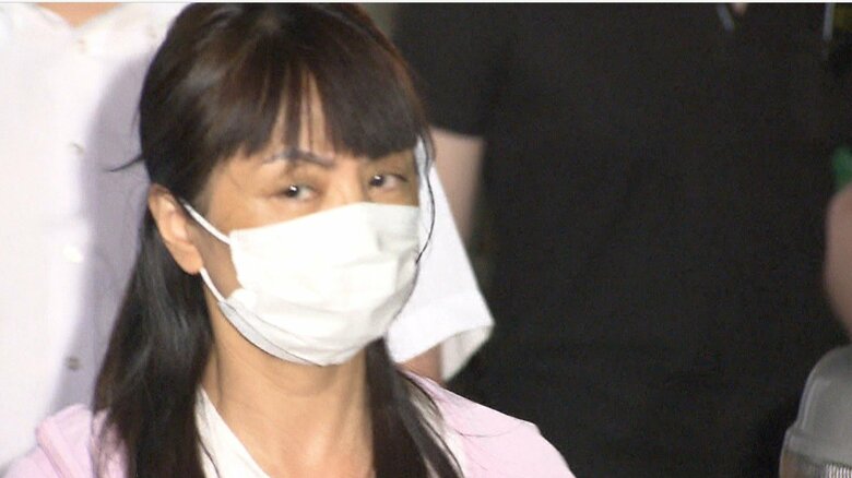 逮捕された胡小玲容疑者(5日 本富士署)