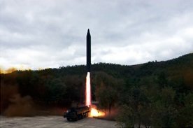 10月4日に発射された新型地対地弾道ミサイル。新型エンジンを使用し日本列島越えの4500km飛翔。グアムが射程内に(朝鮮労働新聞・10月10日)