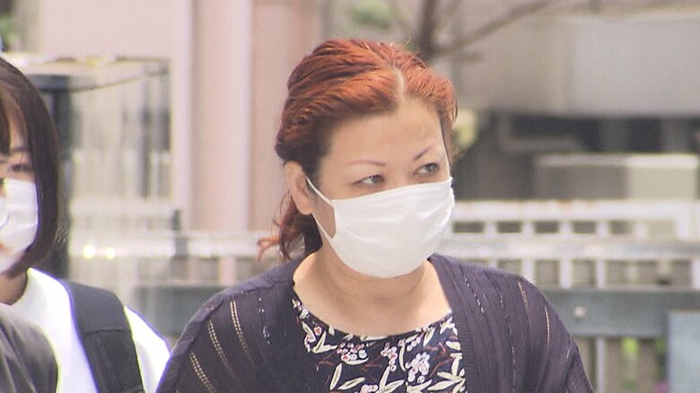 連行される高野ひとみ容疑者(53)(13日午前 愛宕署)
