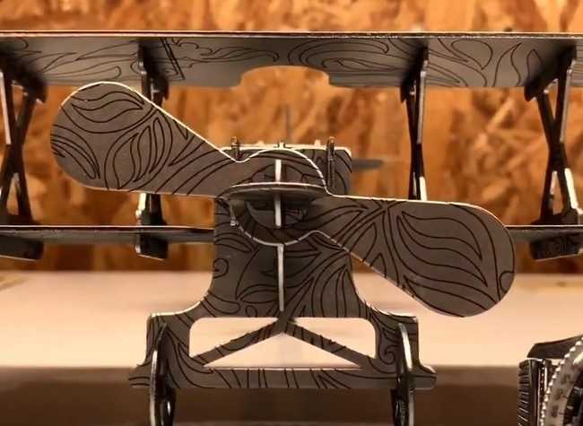 協立工業が「ファイバーレーザー切断加工機」で加工制作したステンレス飛行機