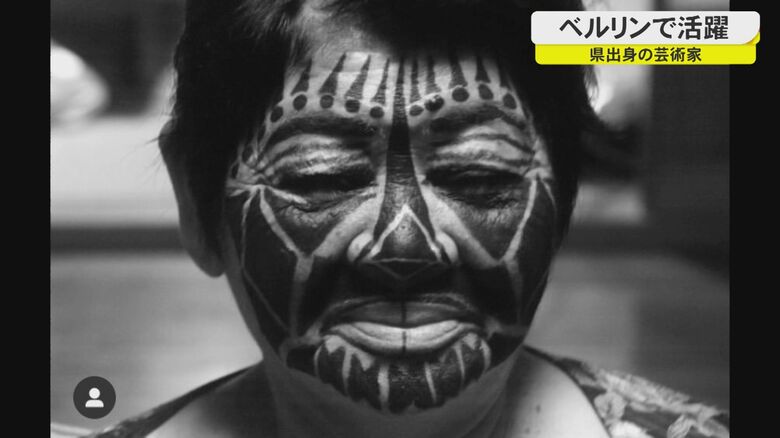 松崎さんが祖母の顔にハジチをペイントした作品