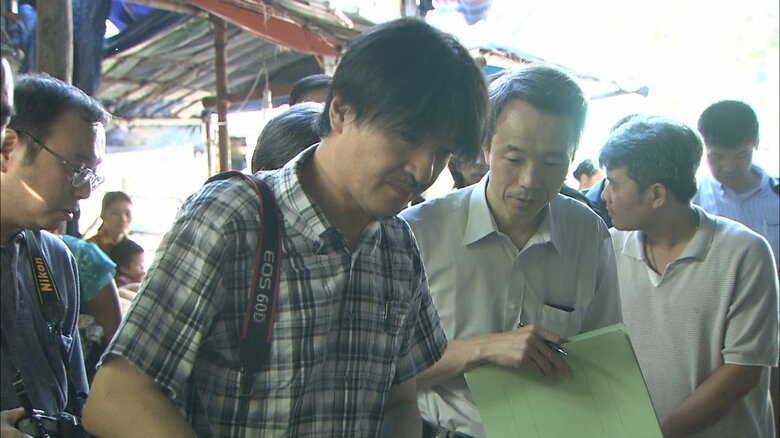 ベトナムの市場でナマズを観察された秋篠宮さま　2012年8月