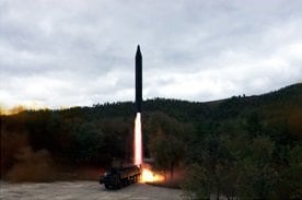 10月4日に発射された新型地対地弾道ミサイル。新型エンジンを使用し日本列島越えの4500km飛翔。グアムが射程内に（朝鮮労働新聞・10月10日）