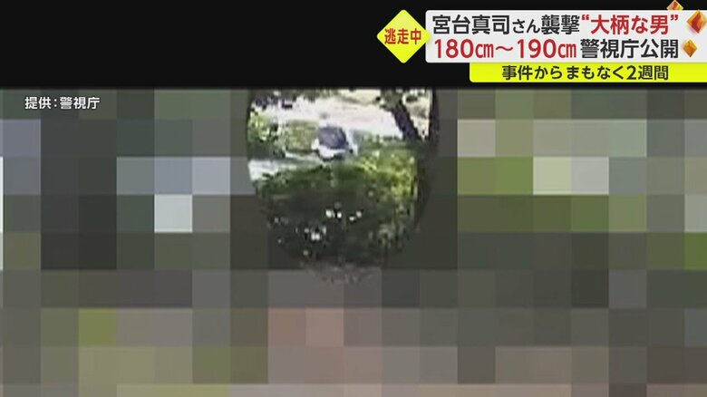右往左往しているニット帽の男