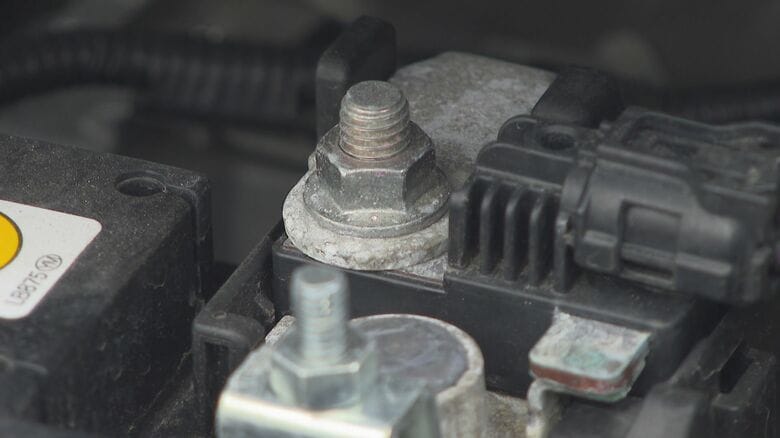 〈バッテリー〉端子に粉がついていないか確認を