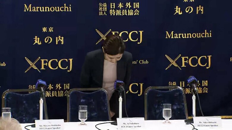 会見場に現れた福原愛さん