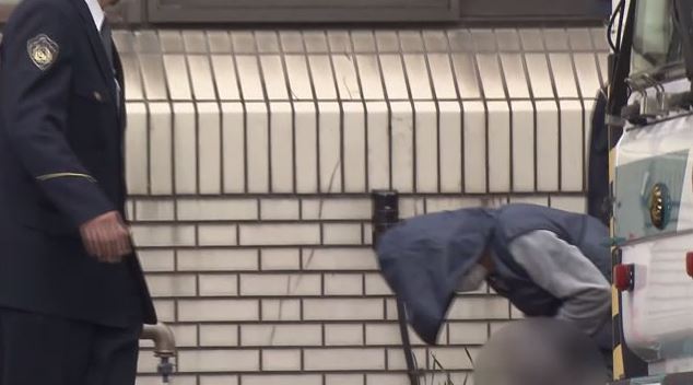 送検される容疑者（22日・沼津署）