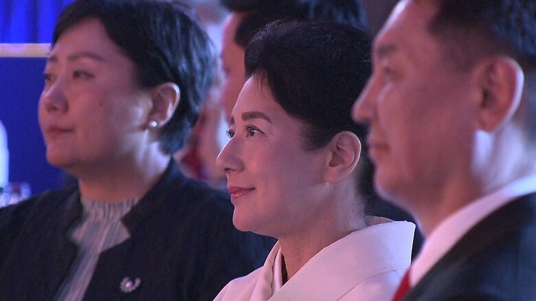 大統領主催の晩さん会でビオラの演奏をお聞きになる皇后さま