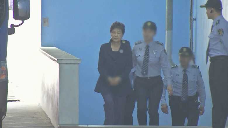 朴前大統領は最近、首と腰のヘルニアによる激痛に苦しんでいるという