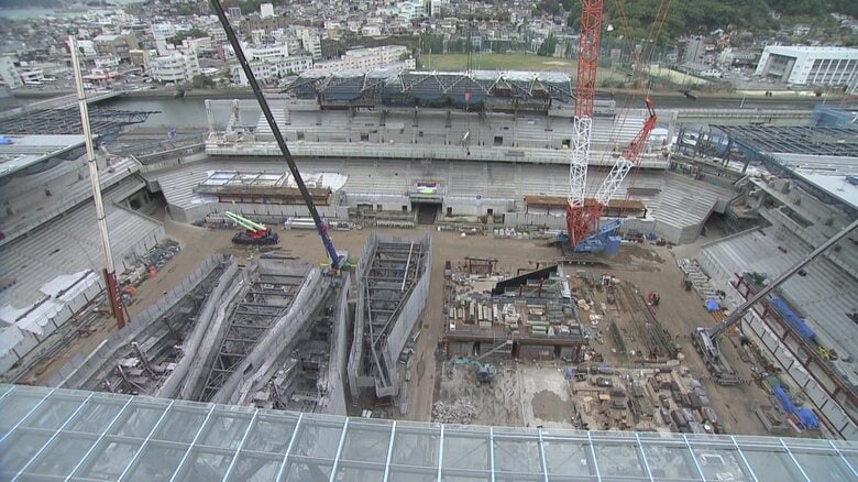 ホテルのバルコニーから見える建設中のスタジアム