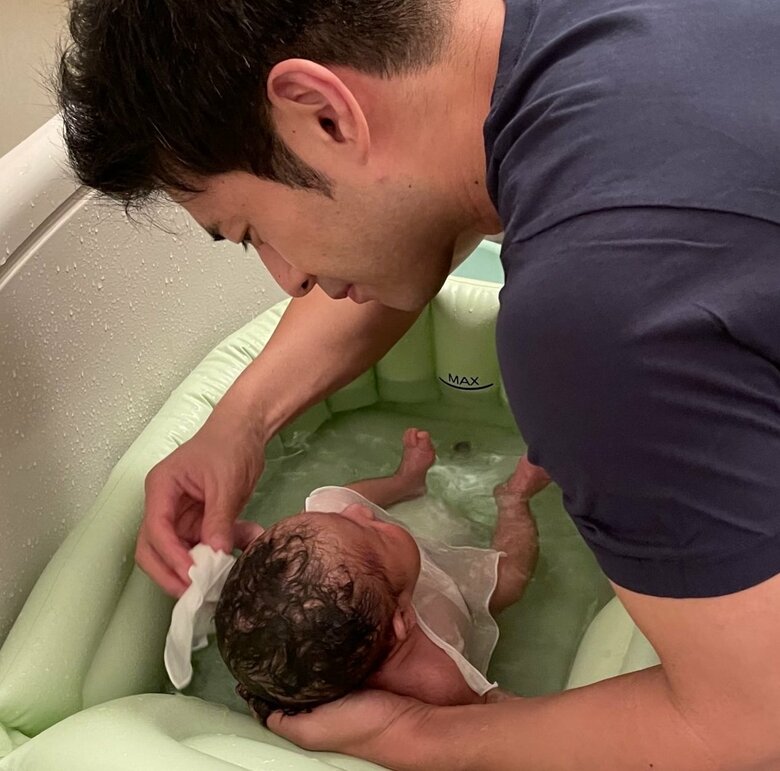 小さなバスタブで沐浴。緊張しましたが、気持ちよさそうな息子の顔に癒されました byEnami