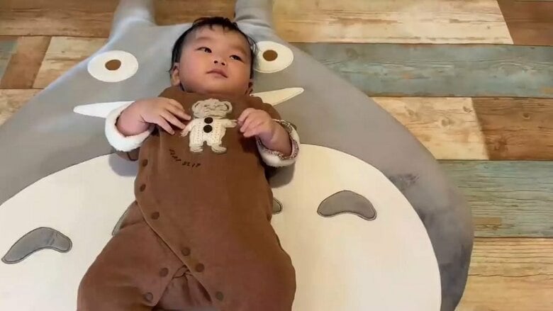 ベッドの上にいる娘さん