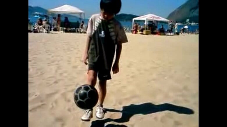 ブラジルのビーチで足技を披露する中村敬斗（当時8歳）