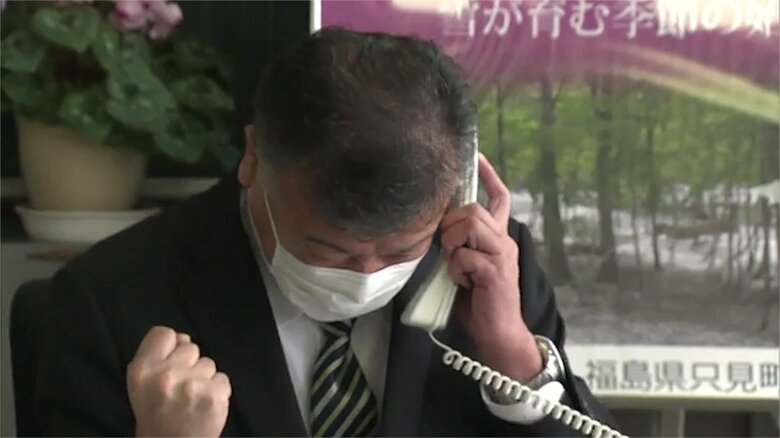 ガッツポーズで喜びをあらわにする只見高校・伊藤勝宏校長