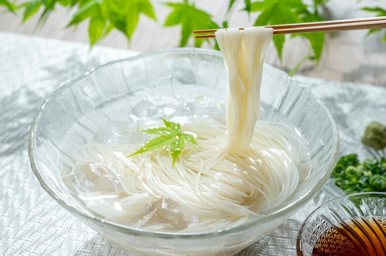 夏の定番「そうめん」は主食だけになりがち（画像：イメージ）