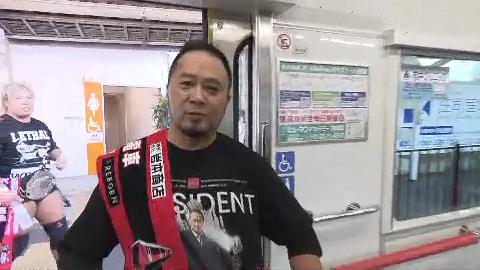 駅のホームから”リングイン”する選手たち