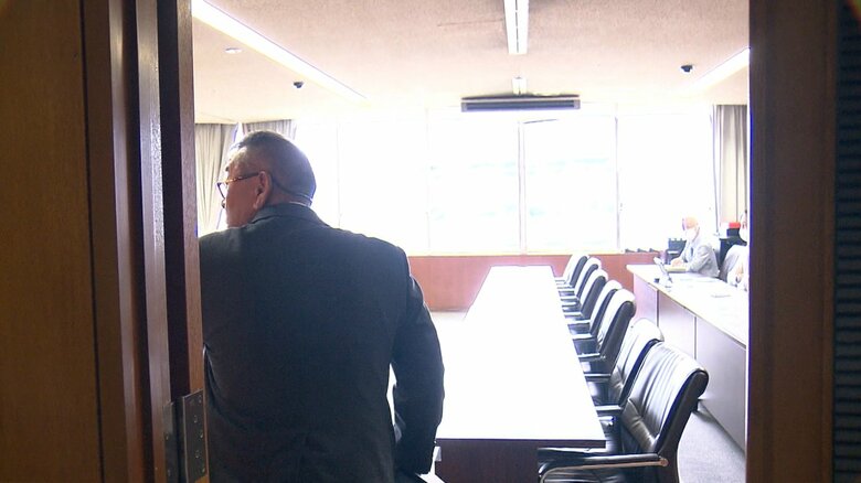 懲罰特別委員会での弁明に向かう江本議員（10月11日）