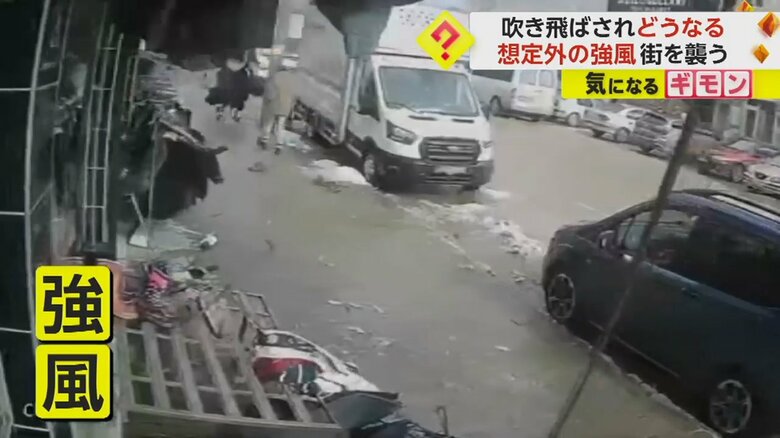 強風で商品が飛ばされた衣料品店