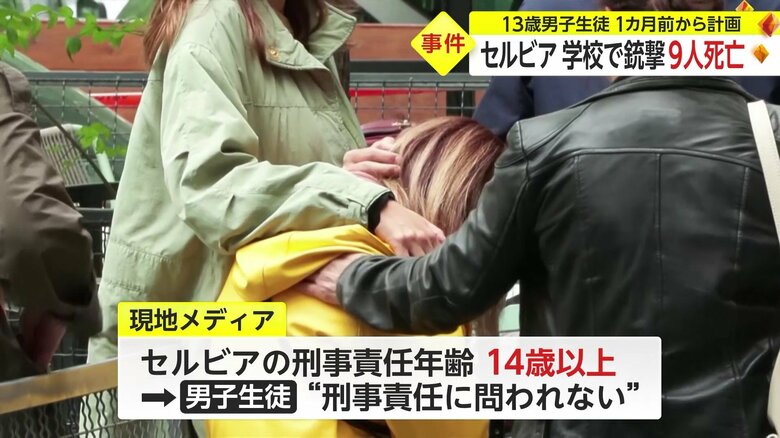 うなだれる人を、周りの人が励ますようにしている
