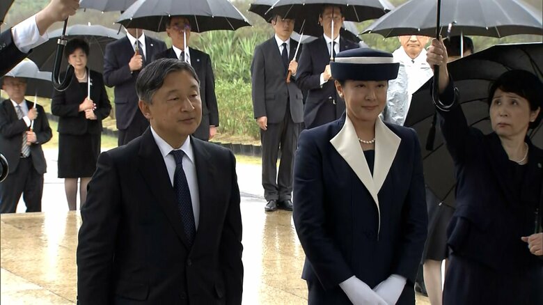 「天山慰霊碑」を訪問された天皇皇后両陛下