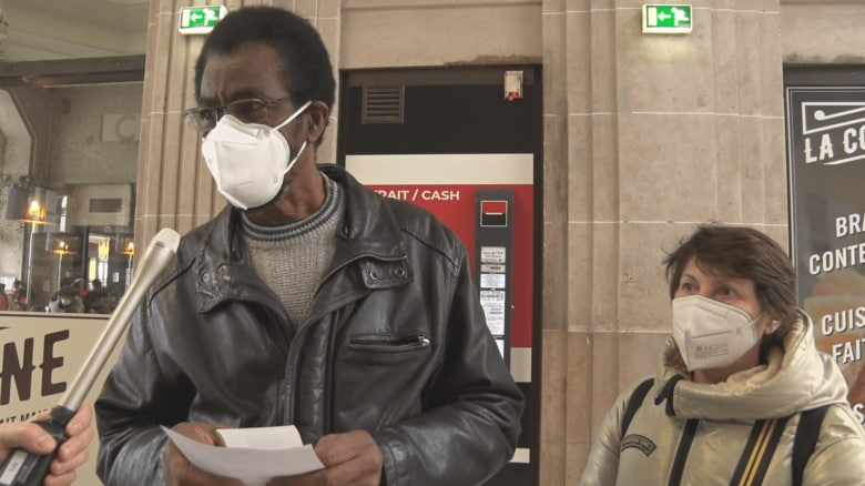 パリ東駅で取材を受けるリュドミラさんと夫のジョセフさん（2022年3月撮影）