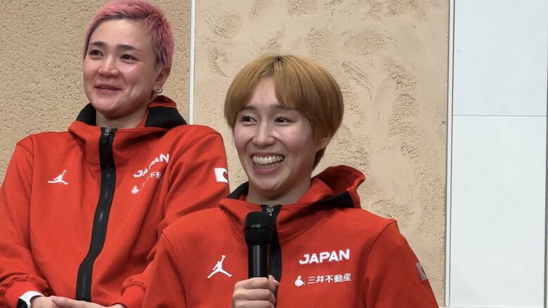 宮崎早織選手。左は吉田亜沙美選手（13日、千葉県成田市での会見）