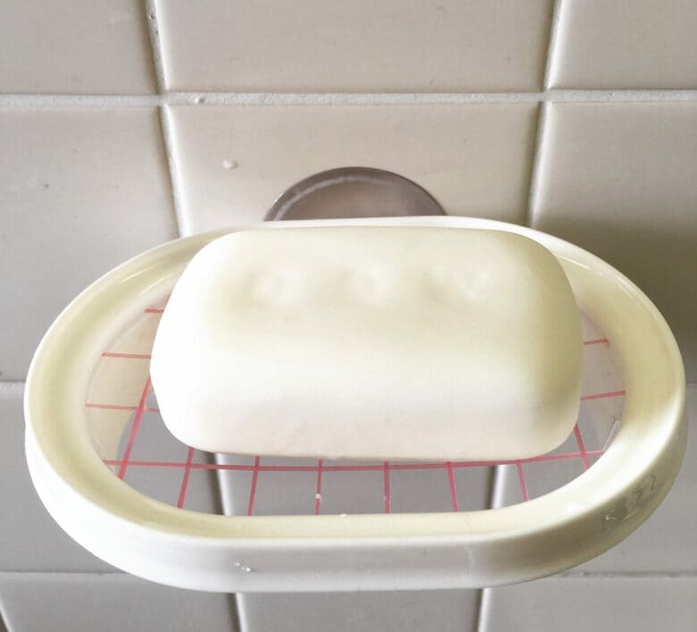 ケースに輪ゴムを張ると簡易的な置き場所に