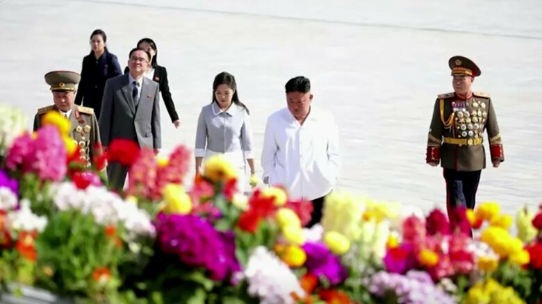 錦繍山太陽宮殿へ参拝する金総書記と側近ら