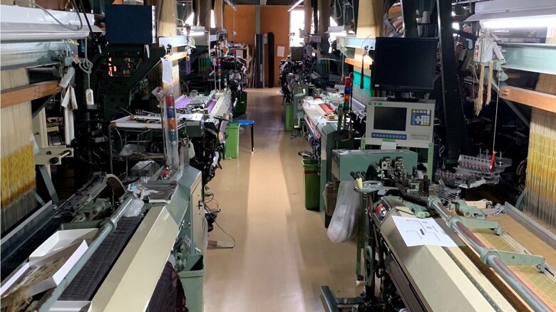 ネクタイの製造現場。職人が働いている（提供：笏本縫製）