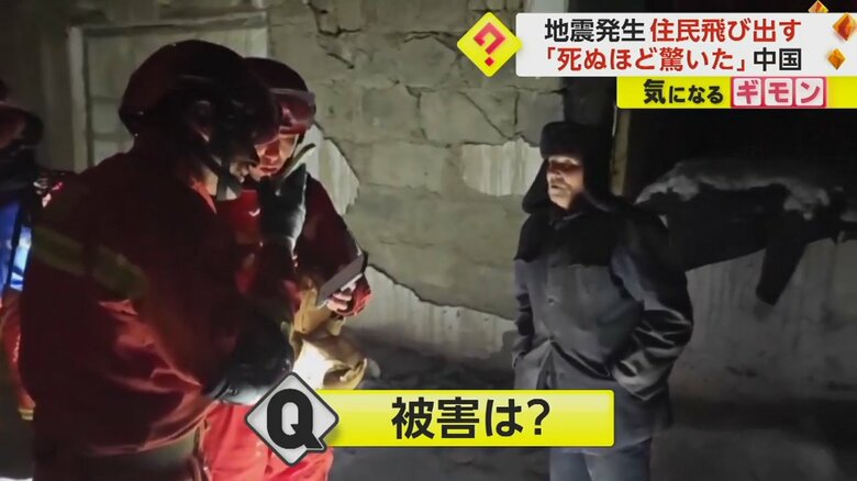 救助活動を行う消防隊員たち